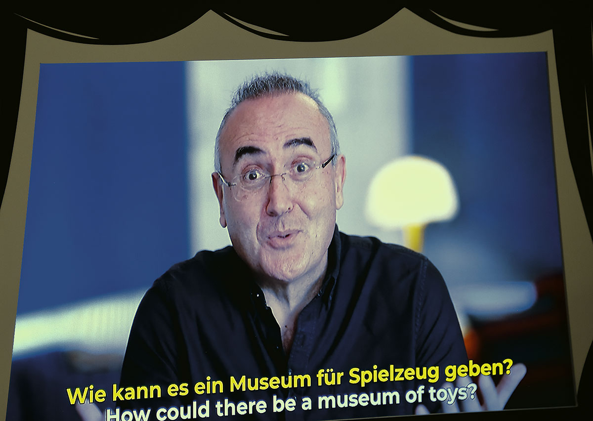 Der Initiator des türkischen Spielzeugmuseums Sunay Akin ist auch in Nürnberg präsent – auf Video.