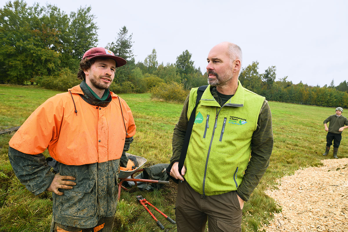 Die Koordinatoren der Rettungsmaßnahmen: Torsten Kirchner, Gebietsbetreuer des NSG Lange Rhön (rechts), und Philipp Fritz, Projektleiter des Bergwaldprojekts e. V.