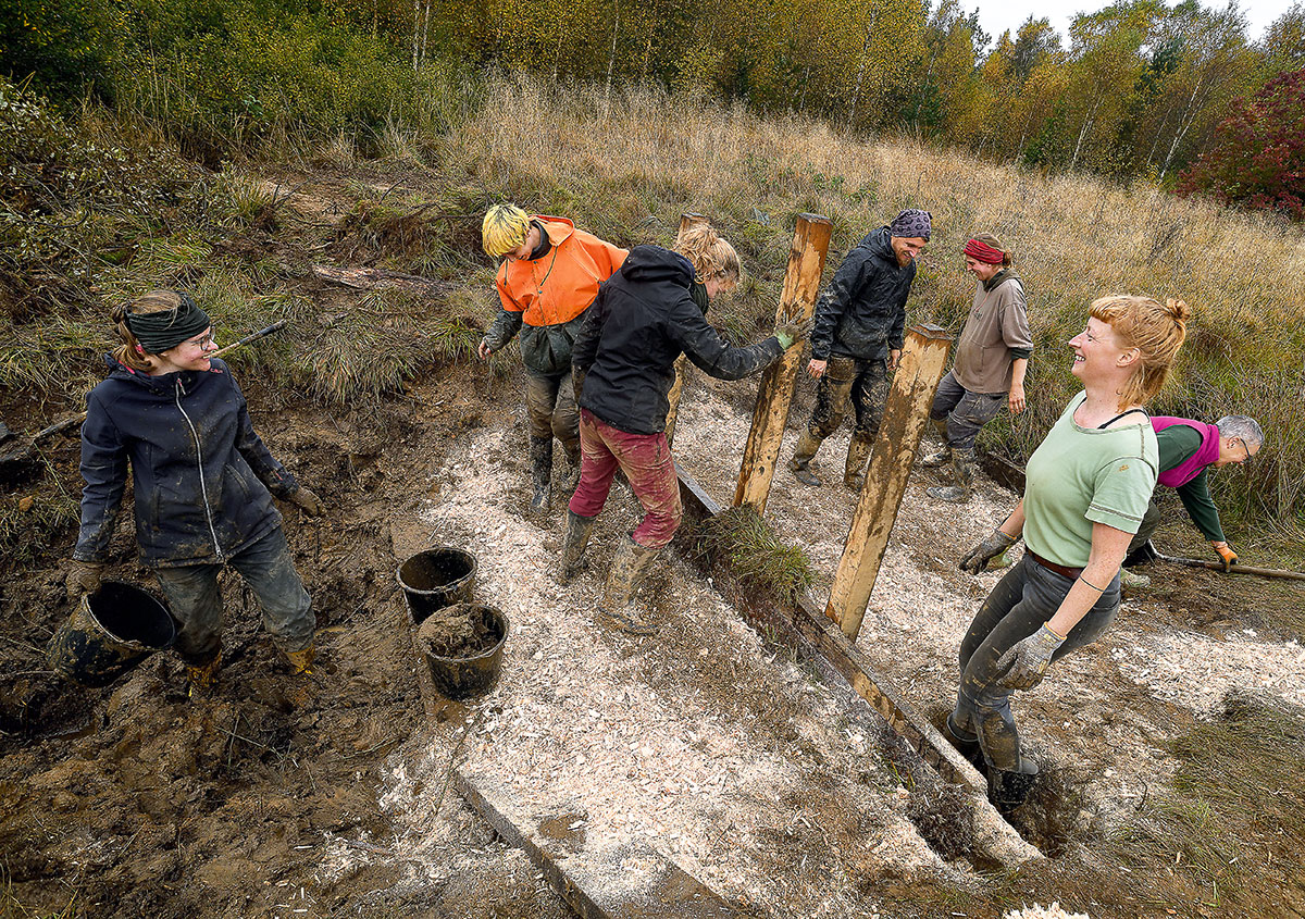 Malochen im Matsch für eine Zukunft mit Moor – Freiwillige des Bergwaldprojekts e. V. beim Abdichten von Entwässerungskanälen im Schwarzen Moor.