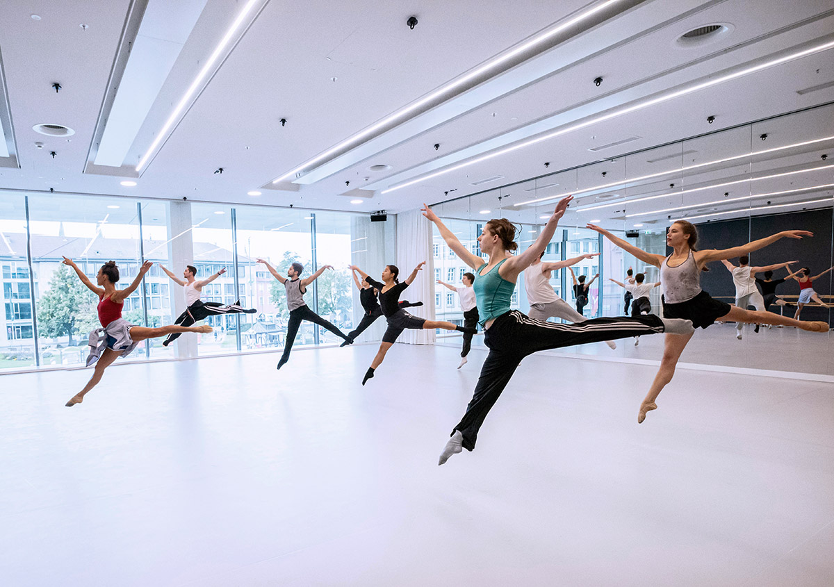 Tanzcompagnie beim Ballettraining im Ballettsaal