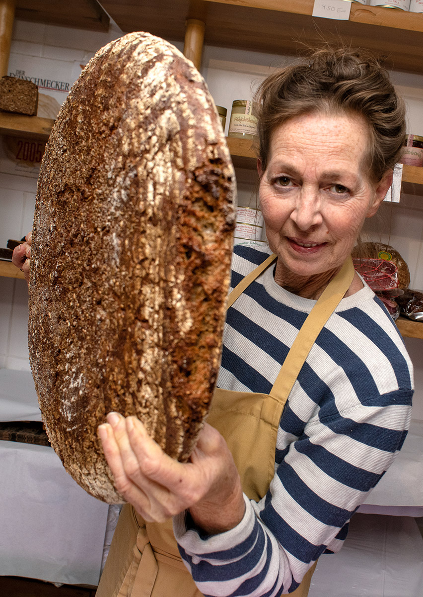 Gerda Windt-Köhler präsentiert einen „Gewürzfladen“, den Verkaufsschlager in ihrem kleinen Brotladen in Bamberg.