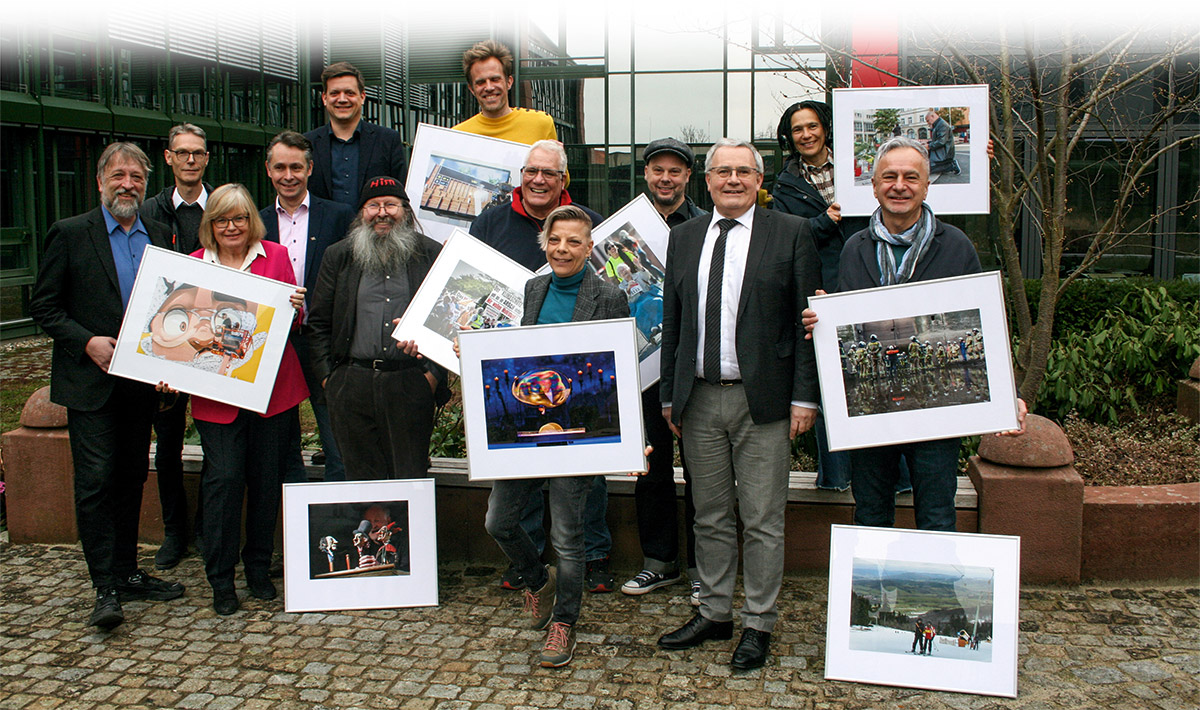 Ausnahmsweise einmal vor der Kamera: die Preisträger des Wettbewerbs Pressefoto Unterfranken und die Sponsoren (von links): Michael Busch, Gunnar Bartsch, Maria Goblirsch, Ralph Bauer, Stefan Hebig, Wolf-Dietrich Weissbach, Daniel Karmann, Stefan Gregor, Daggi Binder, Björn Friedrich, Bezirkstagspräsident Stefan Funk, Patty Varasano und Josef Lamber.