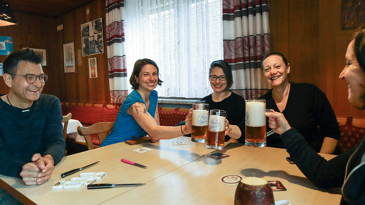 Erst „Rumm stopfen“, dann ausruhen: Die Probewohner sitzen nach getaner Arbeit in gemütlicher Runde zusammen und tauschen sich über die Erlebnisse in Oberfranken aus.