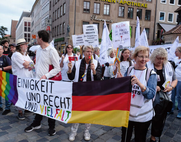 Immer wieder montags ab 18.30 Uhr demonstrieren die „OMAS GEGEN RECHTS“ in Nürnberg vor der Lorenz-Kirche. Immer wieder montags ab 18.30 Uhr demonstrieren die „OMAS GEGEN RECHTS“ in Nürnberg vor der Lorenz-Kirche.