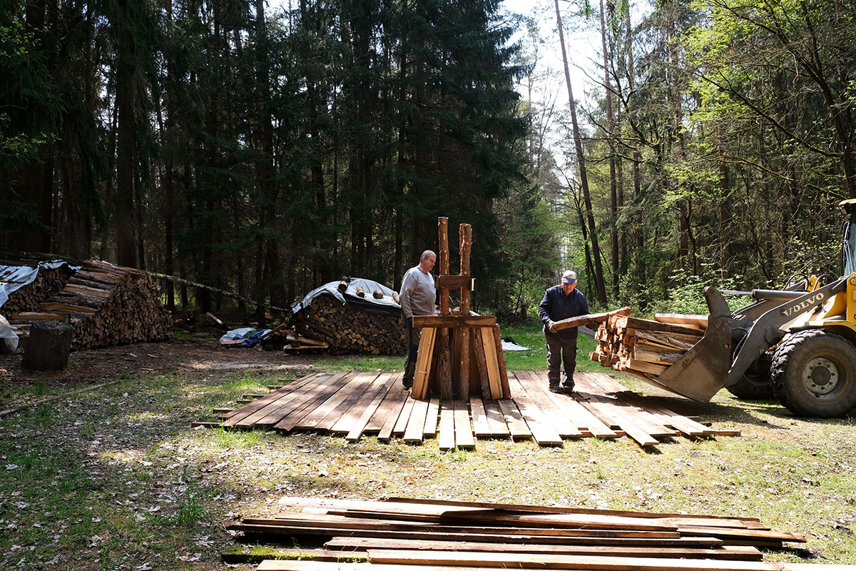 Der Meiler wird aufgebaut.