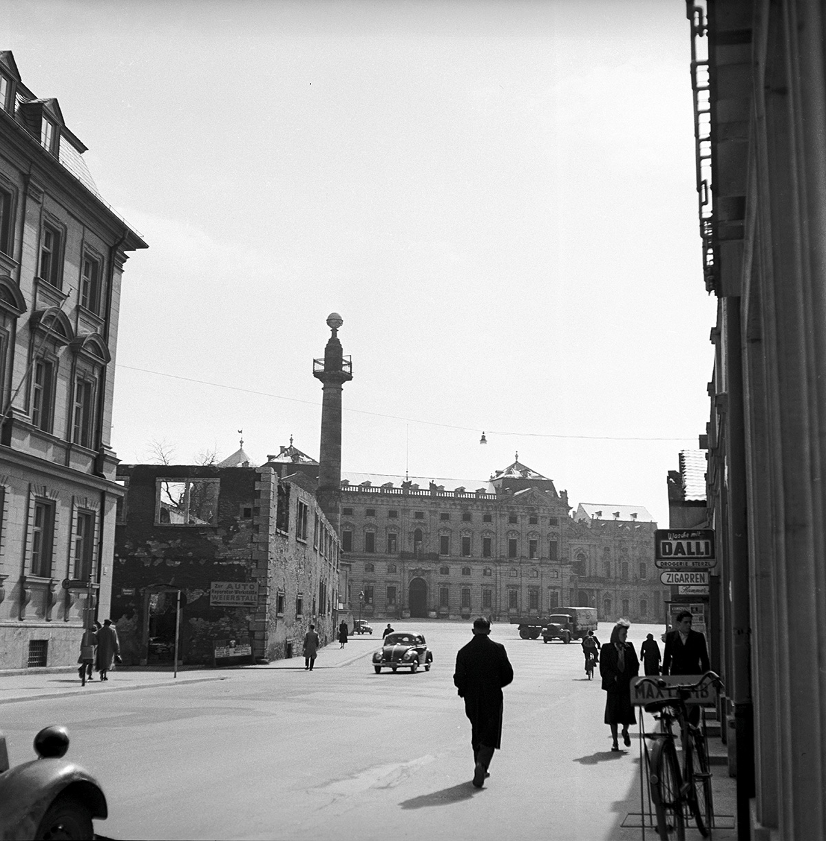 Blick von der Theaterstraße auf die Residenz 1952