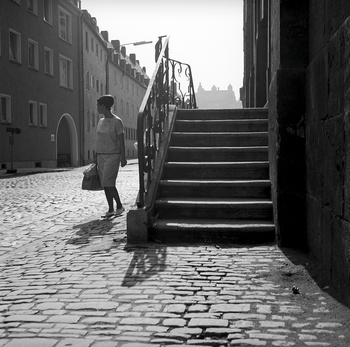 Frau an der Treppe 1962