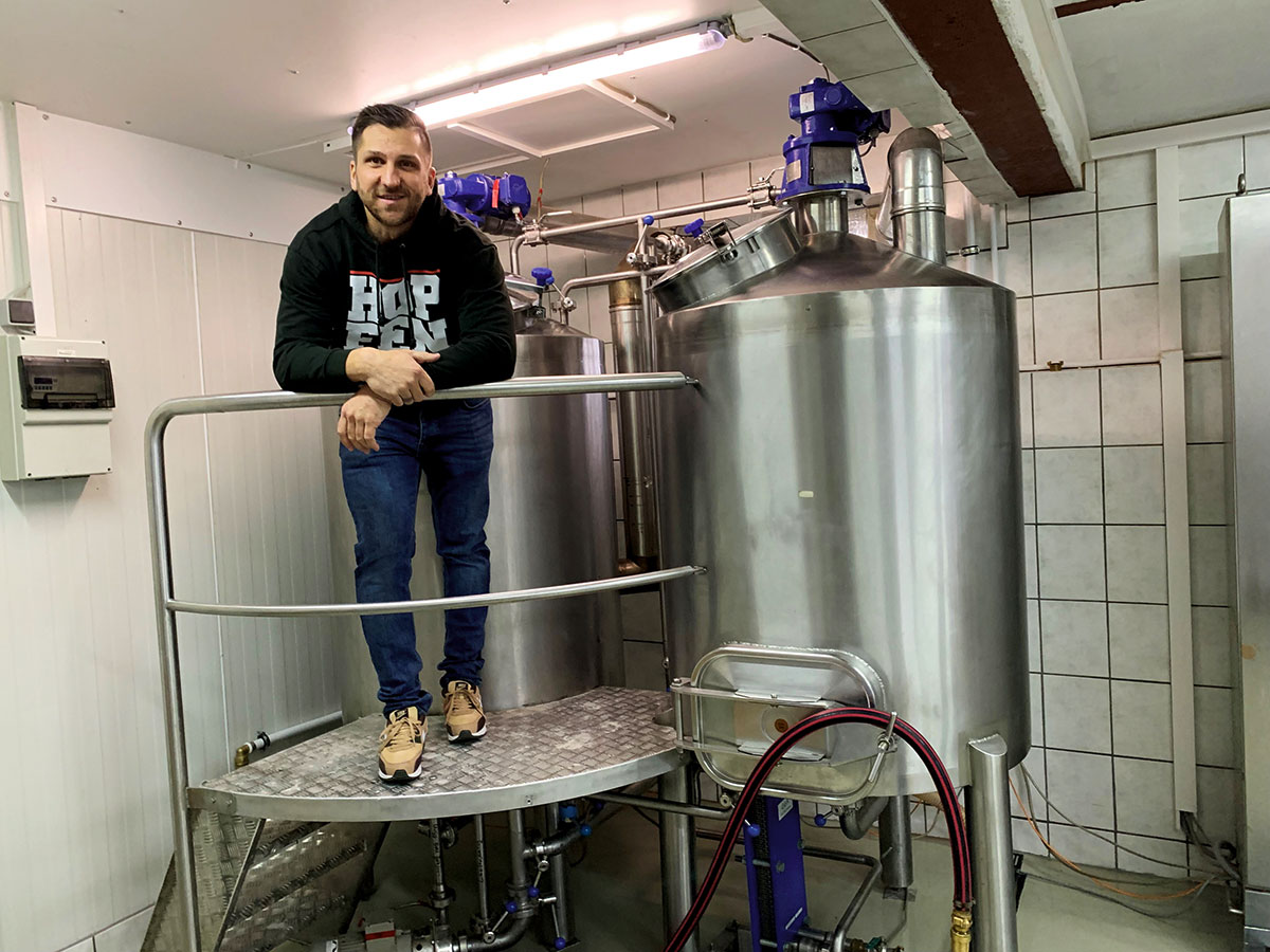 Mr. Hops in seiner Brauerei.