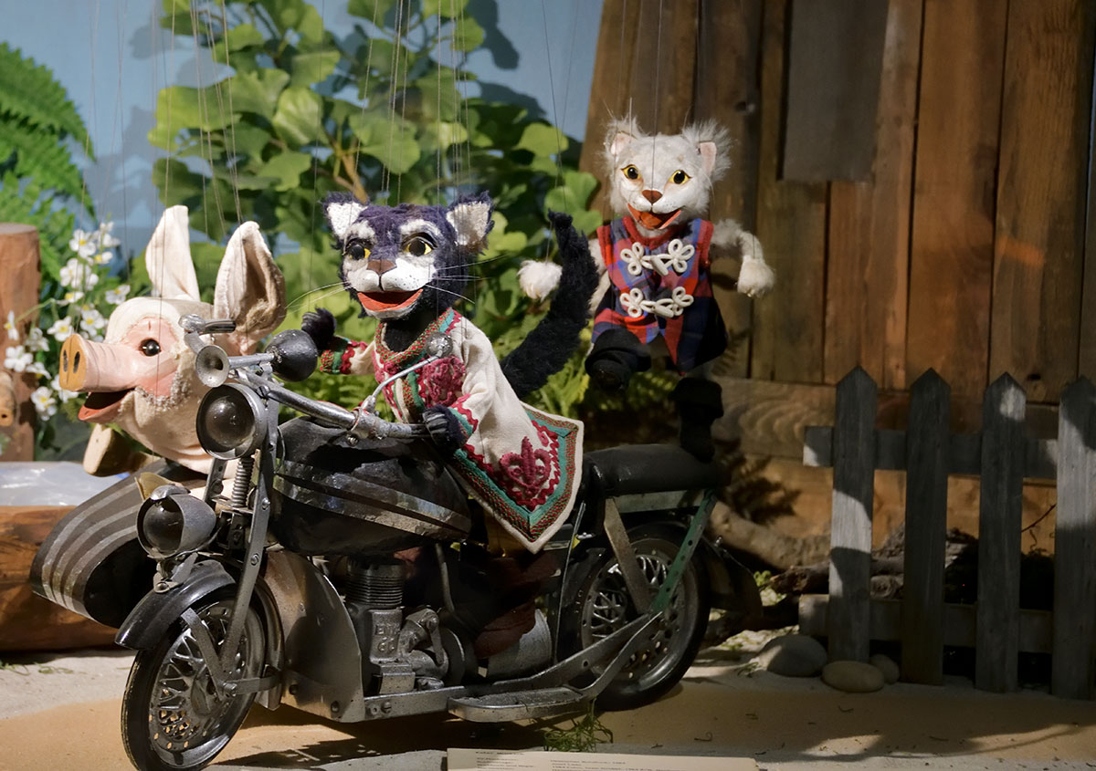 Kater Mikesch, den das schlechte Gewissen wegen des zerschlagenen Rahmtopfs der Großmutter hinaus in die abenteuerliche weite Welt treibt. Dabei ist er gerne auch mal motorisiert unterwegs.