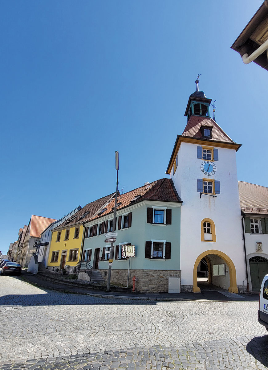 Eine Kirchenburg mit dem „Stadtmusikantenturm“, mit Gaden, der Kirche St. Stephan und dem Rathaus bildet den Kern der kleinen Hafenstadt.