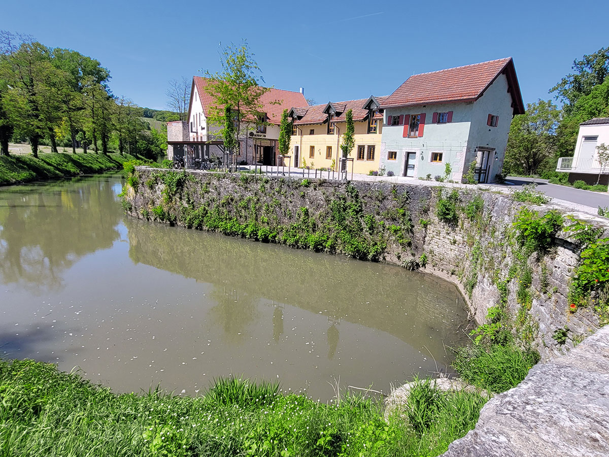 Mit der Umweltstation des Landkreises Kitzingen, Gastronomie und Hotel, ist der frisch sanierte Alte Hafen heute wieder ein Anziehungspunkt.