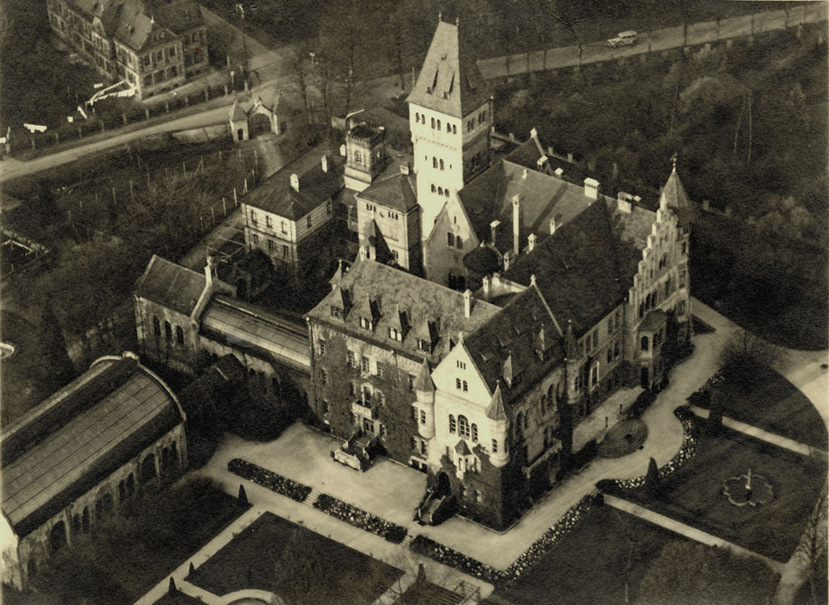 Das Schloss Faber-Castell in Stein und die dazugehörigen Gebäude wurden während der Nürnberger Kriegsverbrecherprozesse ab 1945 als Press Camp genutzt.