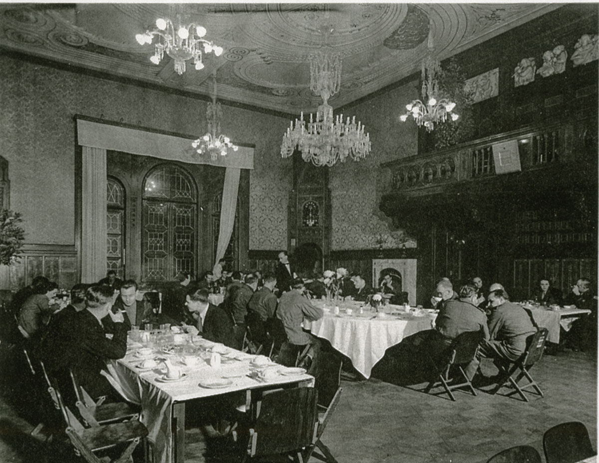 Die internationale Mediengemeinschaft traf sich zu Mahlzeiten u.a. im ehemaligen Ballsaal, den die Amerikaner „Empire Room“ nannten.