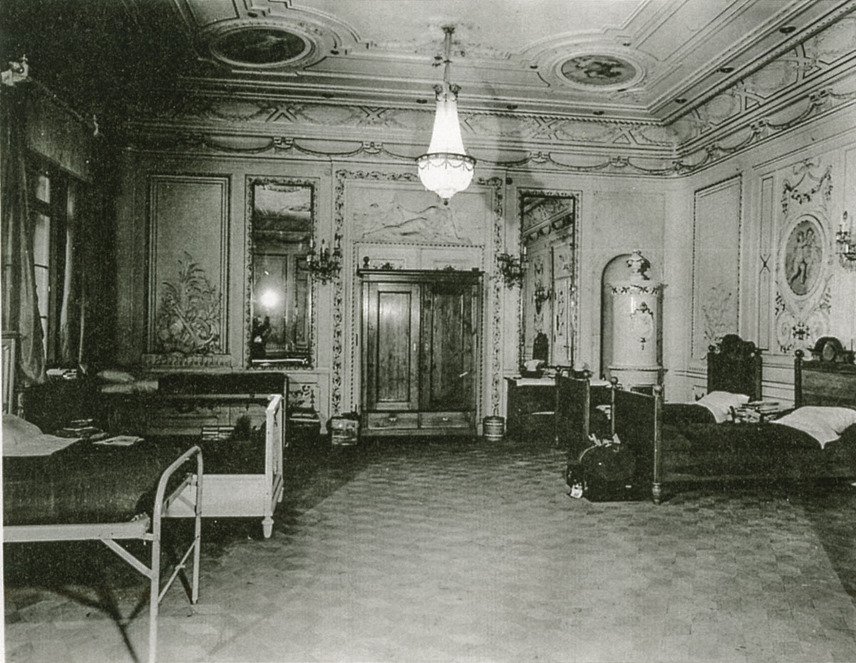 Das Louis-Seize-Zimmer im Neuen Schloss wurde zum provisorischen Großschlafsaal.