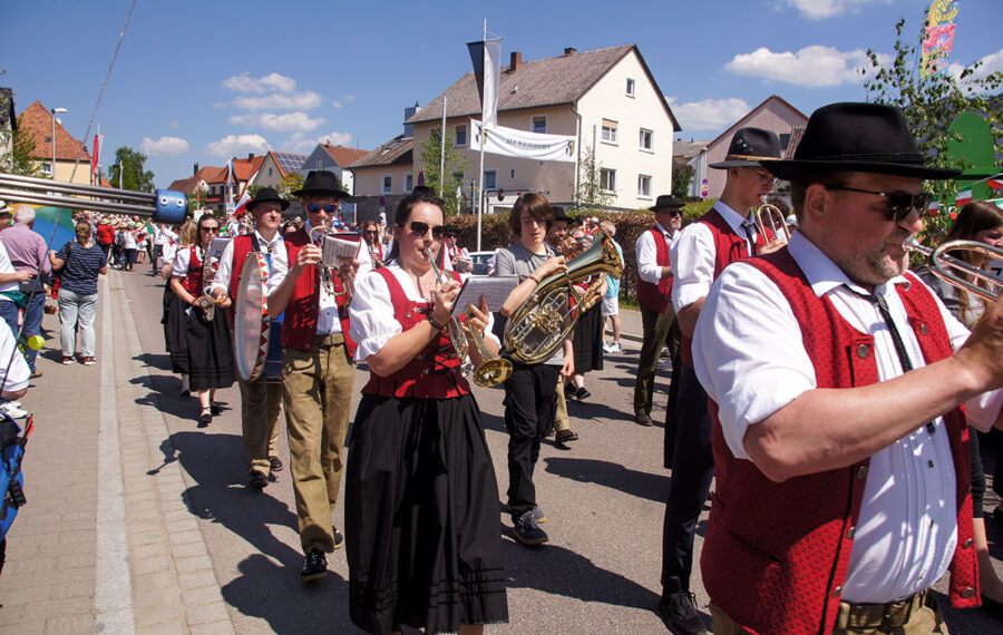 Zünftige Blasmusik - der Bläserchor Reusch als einer der Taktgeber von Uffenheims spektakulärem Walpurgi-Umzugs zum 1. Mai 2025. Zünftige Blasmusik - der Bläserchor Reusch als einer der Taktgeber von Uffenheims spektakulärem Walpurgi-Umzugs zum 1. Mai 2025.