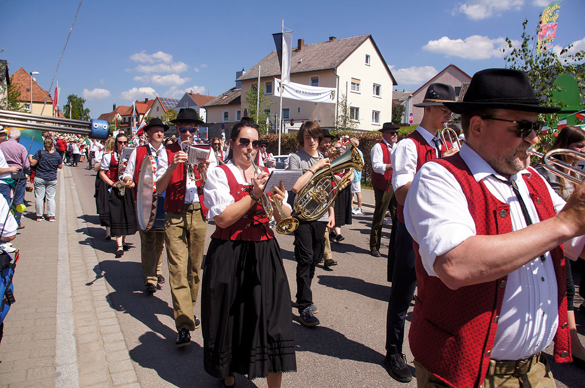 Zünftige Blasmusik - der Bläserchor Reusch als einer der Taktgeber von Uffenheims spektakulärem Walpurgi-Umzugs zum 1. Mai 2025.