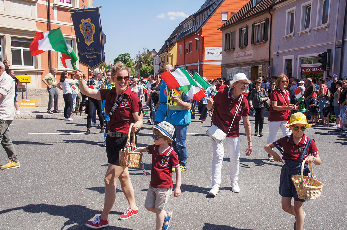 Bunter Blickfang und italienisches Flair - die Freunde aus der Partnerstadt Pratovecchio-Stia sind seit 44 Jahren beim Umzug dabei.