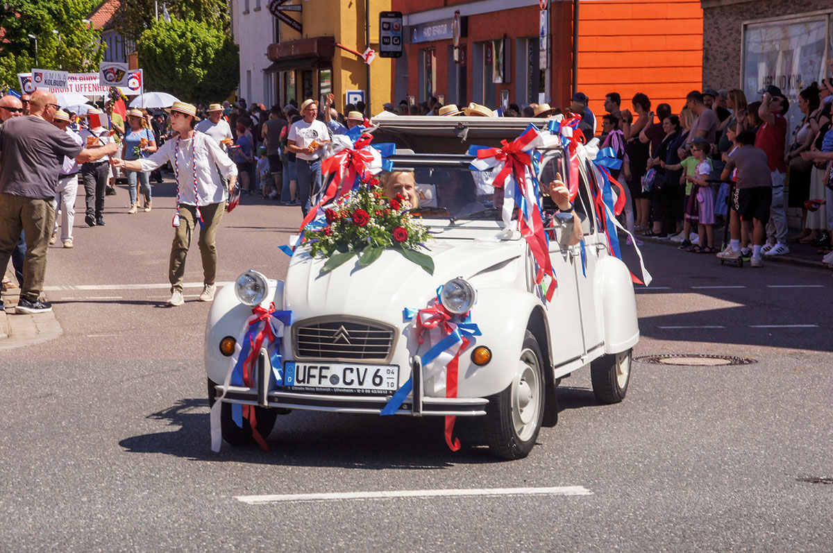 Savoir-vivre auf vier Rädern: das Komitee aus Egletons im legendären 2CV.
