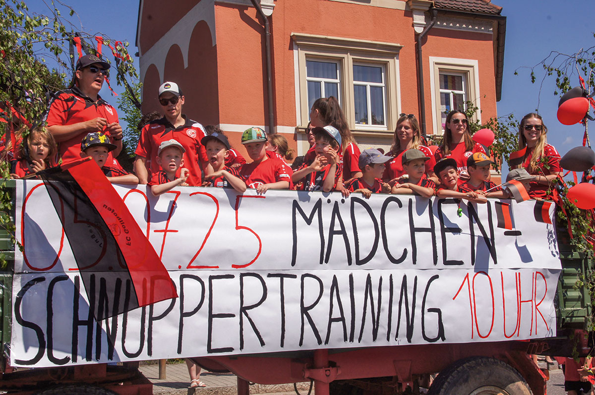 Signalrot geschmückt und für alle offen. Der Wagen des FC Gollhofen wirbt für weibliche Nachwuchstalente.