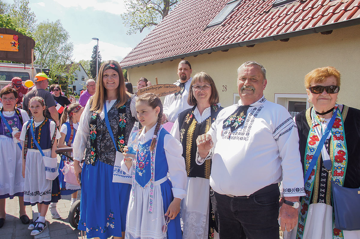 Bunt und blütenreich wie der Mai ist die bestickte Tracht von Uffenheims Siebenbürger Sachsen.