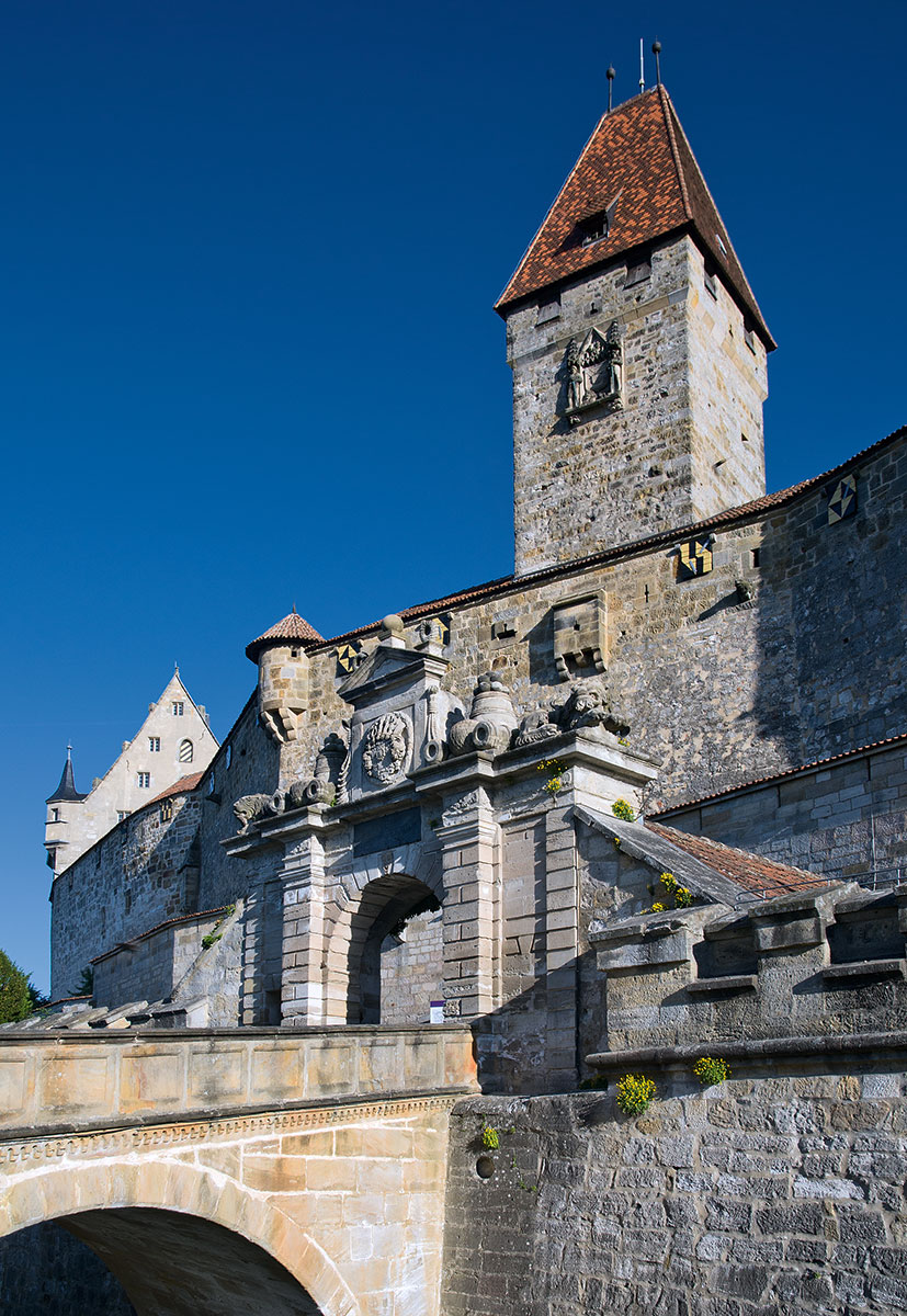 Hauptportal der Veste Coburg mit Brücke und Bulgarenturm.