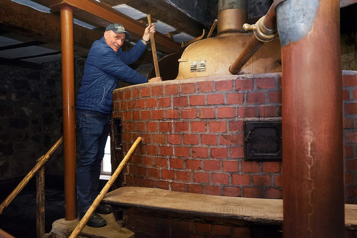 Bierbrauen ist ein echtes Handwerk: Vorsitzender des Brauhaus Dörflis, Berthold Feuß.