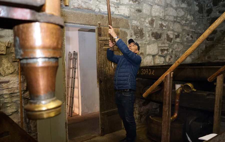 Das Bier wird per Hand in den Sudkessel gepumpt. Das Bier wird per Hand in den Sudkessel gepumpt.