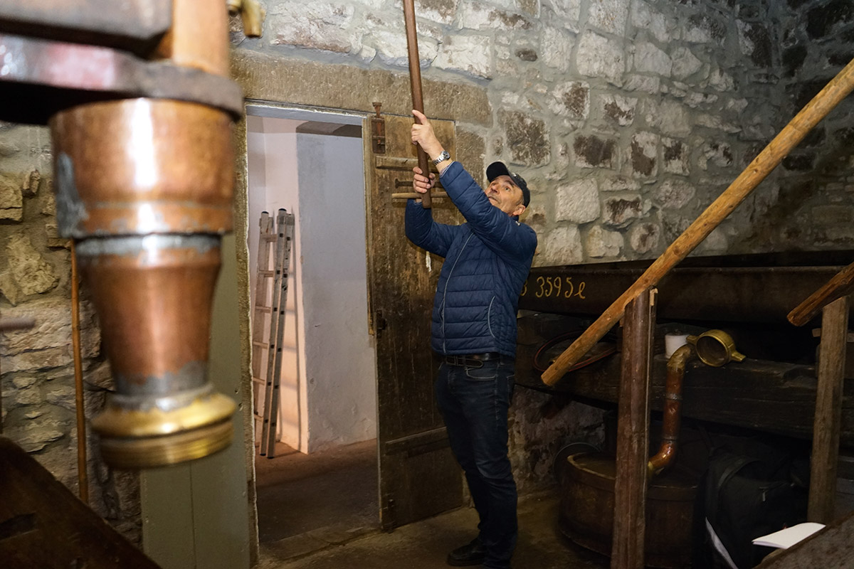 Das Bier wird per Hand in den Sudkessel gepumpt.