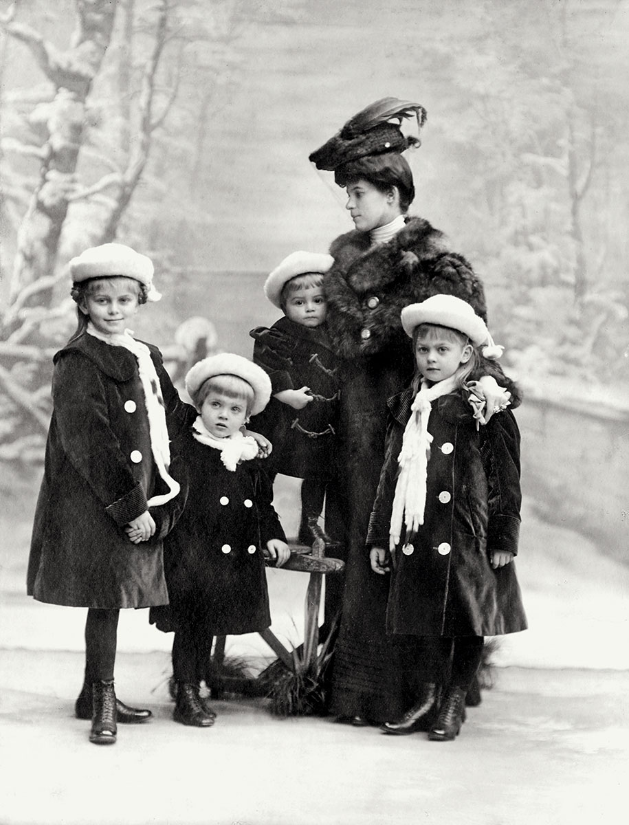 Gräfin Ottilie von Faber-Castell mit ihren Kindern Elisabeth, Irmgard, Roland und Mariella (v.l.), um 1907