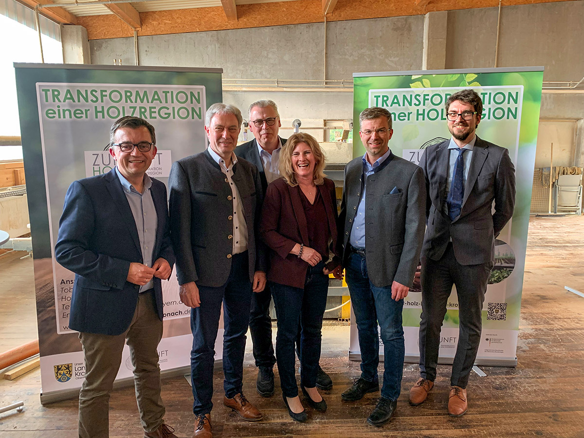 Ein historischer Augenblick für den Landkreis Kronach und den Frankenwald war die Auftaktveranstaltung zum Partnerprojekt „Zukunft Holz“ im Sägewerk Müller-Gei in Wallenfels. Die Gastgeber und Organisatoren, v.l. der Wallenfelser Bürgermeister Jens Korn, Landrat Klaus Löffler, Wirtschaftsförderer Wolfgang Puff, Regionalmanagerin Susanne Faller, der Vorsitzende der WBV Markus Wich und Holzmanager Tobias Paul freuten sich über den regen Zuspruch.