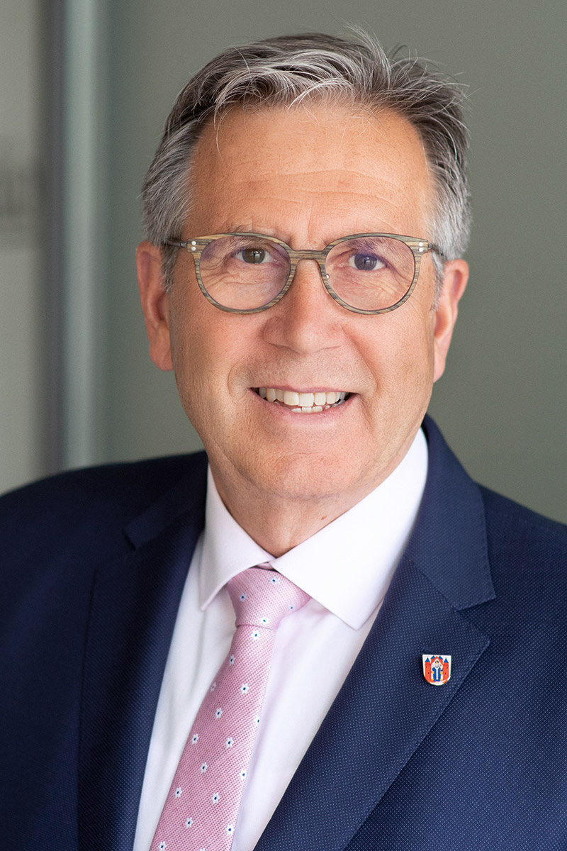 Jürgen Herzing ist seit 2020 Oberbürgermeister in seiner Heimatstadt Aschaffenburg und seit über 20 Jahren in der Kommunalpolitik tätig. Er war elf Jahre Kaminkehrermeister und 26 Jahre Berufsfeuerwehrmann. Von 2014 bis 2020 war er Bürgermeister von Aschaffenburg.