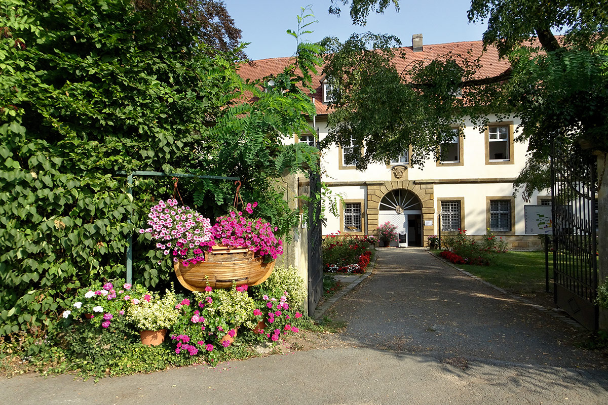 Eingang zur Benediktinerinnenabtei Maria Frieden in Kirchschletten. Foto: Abtei Maria Frieden