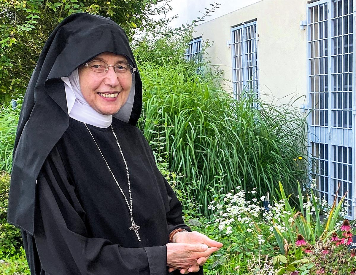 „Wir sind hier nicht im Gefängnis! Die Gitter sorgen dafür, daß wir nicht geklaut werden“, lacht Mutter Mechthild. „Die Schlüssel stecken innen!“ Foto: Silke Heimerl