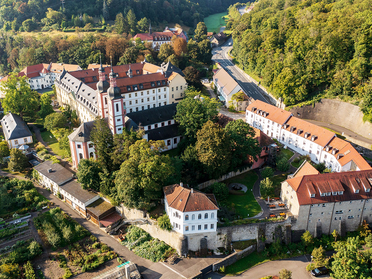 Luftaufnahme von Kloster Oberzell bei Würzburg