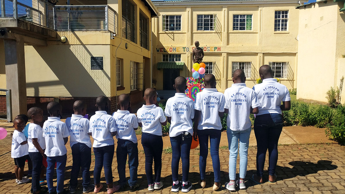 In Kinderheim und Kindergarten mitten auf dem afrikanischen Land schenken die Schwestern ausgesetzten und vernachlässigten Kindern ein Zuhause und leisten damit in der armen und strukturschwachen Gegend rund um Mbongolwane (Südafrika) wichtige Arbeit.