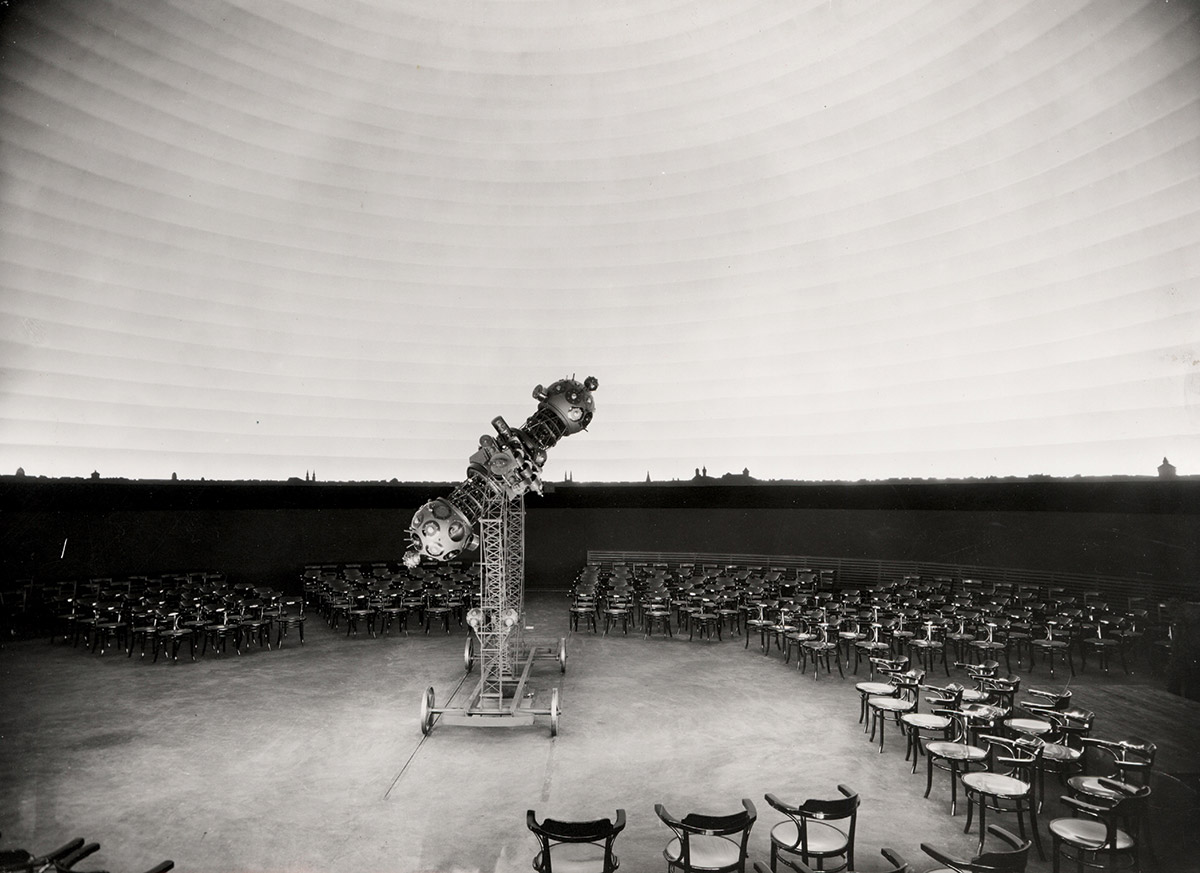 Den alten Zeiss-Projektor retteten die Nürnberger vor den Bomben im 2. Weltkrieg. Die Nazis hatten das allererste Planetarium wegen der angeblich an eine Synagoge erinnernden Kuppel nach der Machtergreifung zerstört. Foto: Stadtarchiv Nürnberg