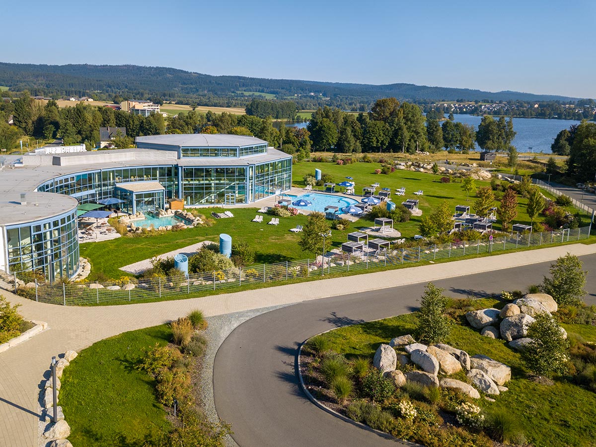 Das Thermen- und Gesundheitsresort SIEBENQUELL GesundZeitResort in Bad Weißenstadt am See: Von hier aus genießt man einen herrlichen Ausblick auf den See sowie auf das grandiose Panorama des Fichtelgebirges. Foto: Siebenquell