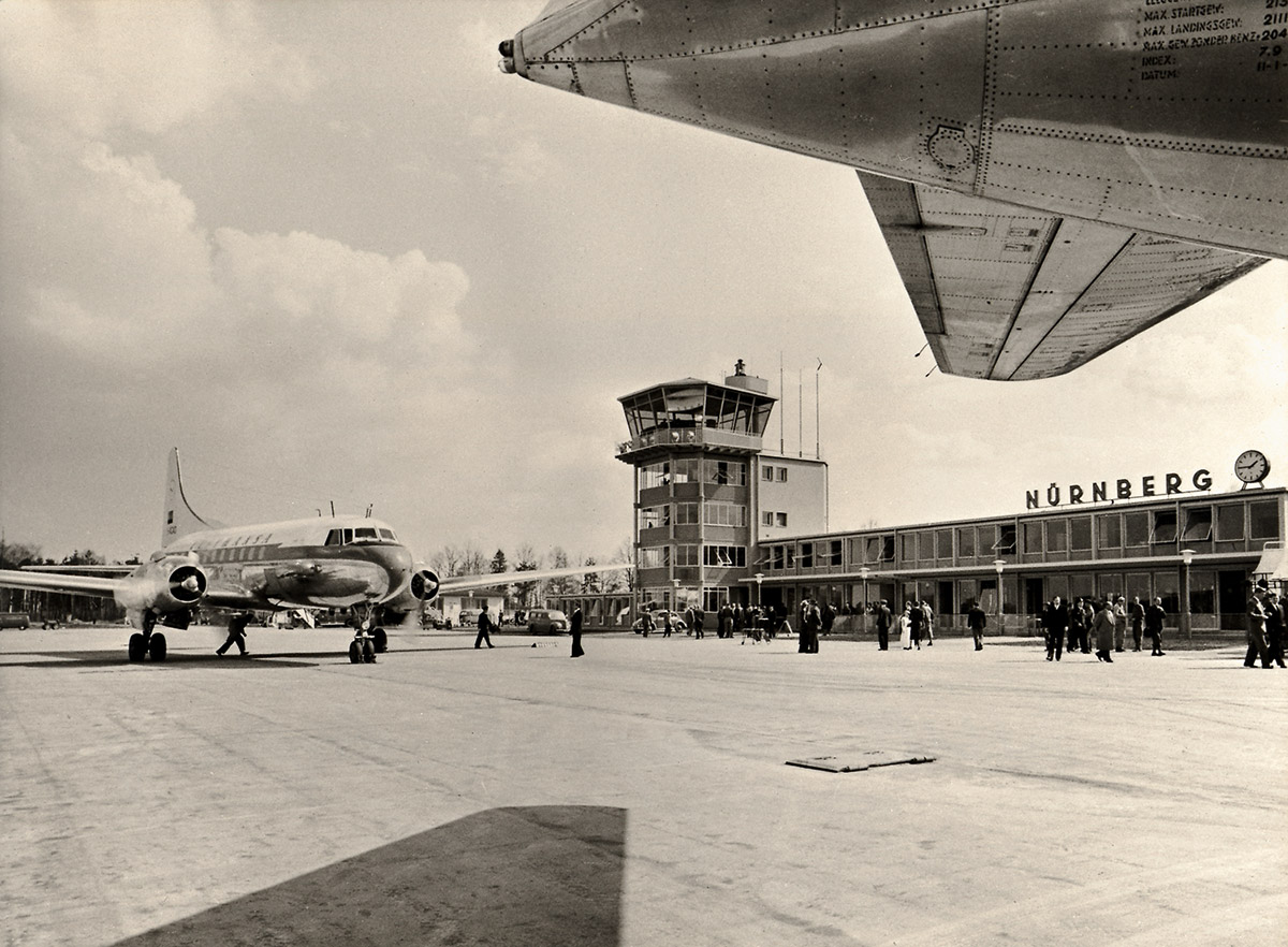 Eindrücke aus dem Gründungsjahr 1955: Kontrollturm als Wahrzeichen.