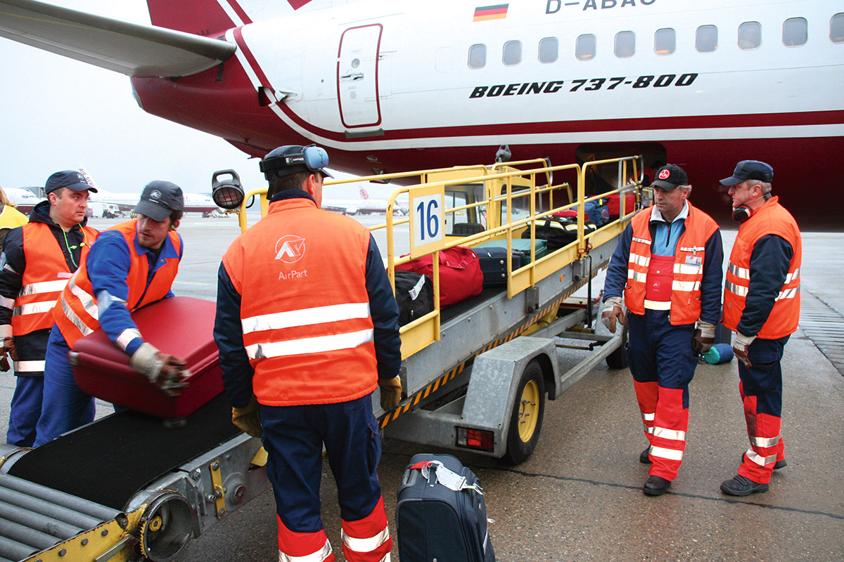 Viel zu tun: Mitarbeitende an einer Boeing 737 der Air Berlin, zeitweise größte Airline in Nürnberg.