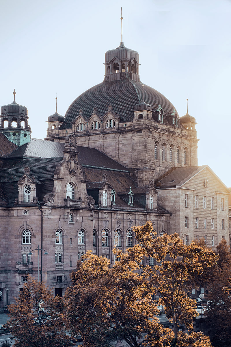 Das Opernhaus am Richard-Wagner-Platz wurde 1905 eröffnet. Nach über 120 Jahren Lebenszeit weist das Gebäude bauliche und technische Mängel auf und muss saniert und erweitert werden.