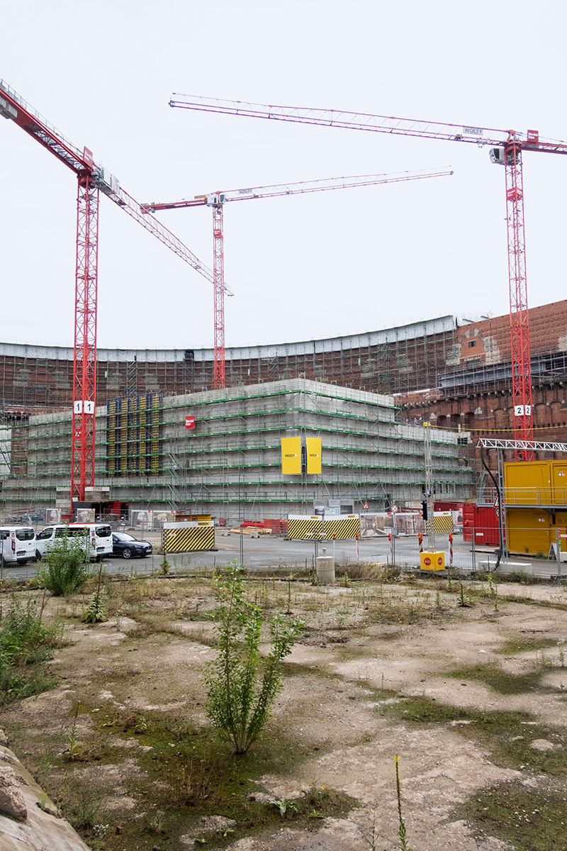 Der Theaterbau im Innenhof der Kongresshalle nimmt Gestalt an. Seit dem ­offiziellen Start im Dezember 2024 macht das Bauprojekt rasante Fortschritte. Foto: Stadt Nürnberg / Ilona Falk