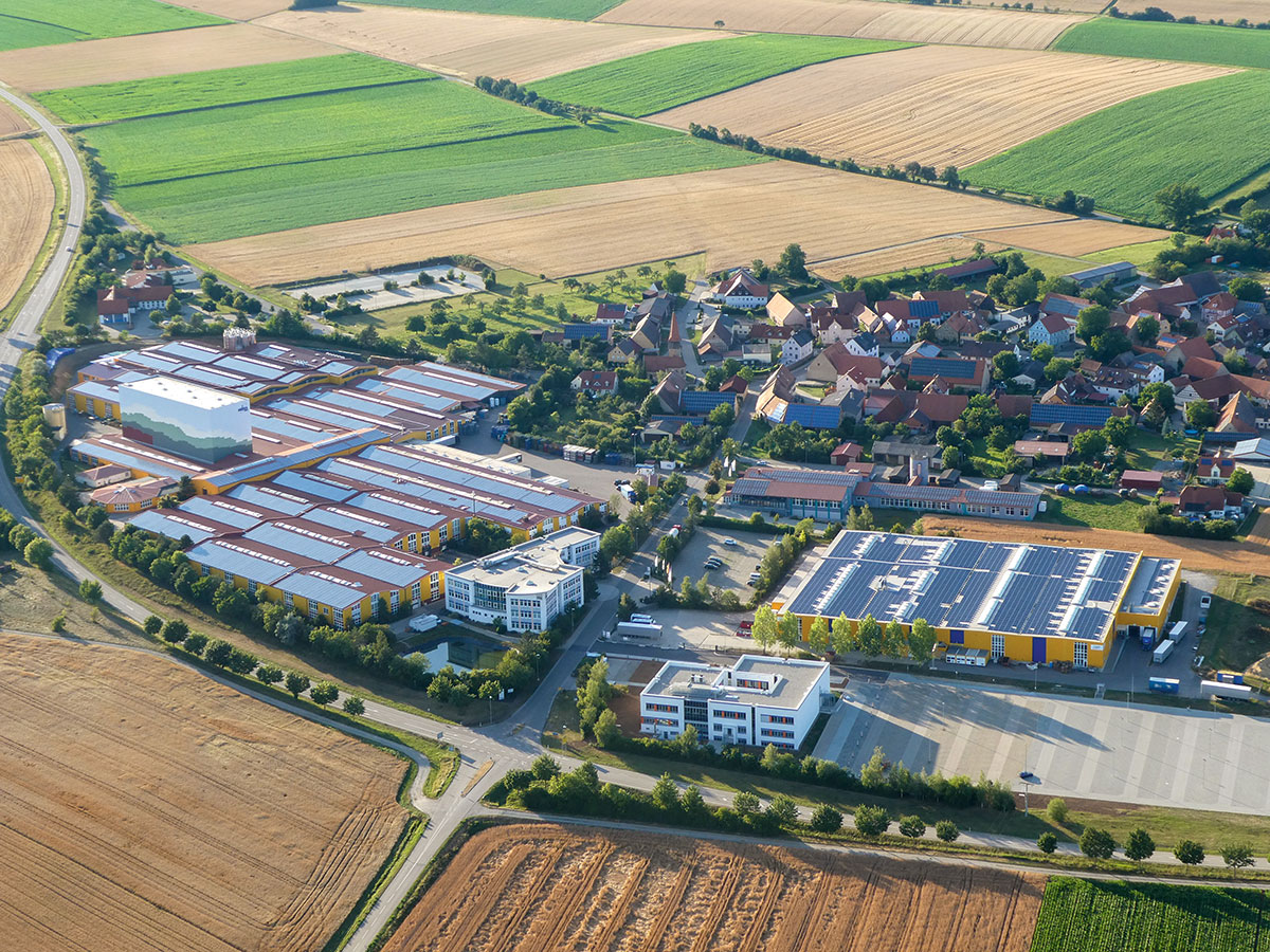 Luftaufnahme des Firmengeländes der MEKRA Lang Group in Ergersheim