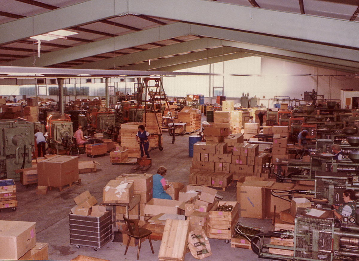 1979: Die erste von später vielen Hallen. MEKRA Lang hat sich in Ergersheim in den letzten 46 Jahren stark vergrößert