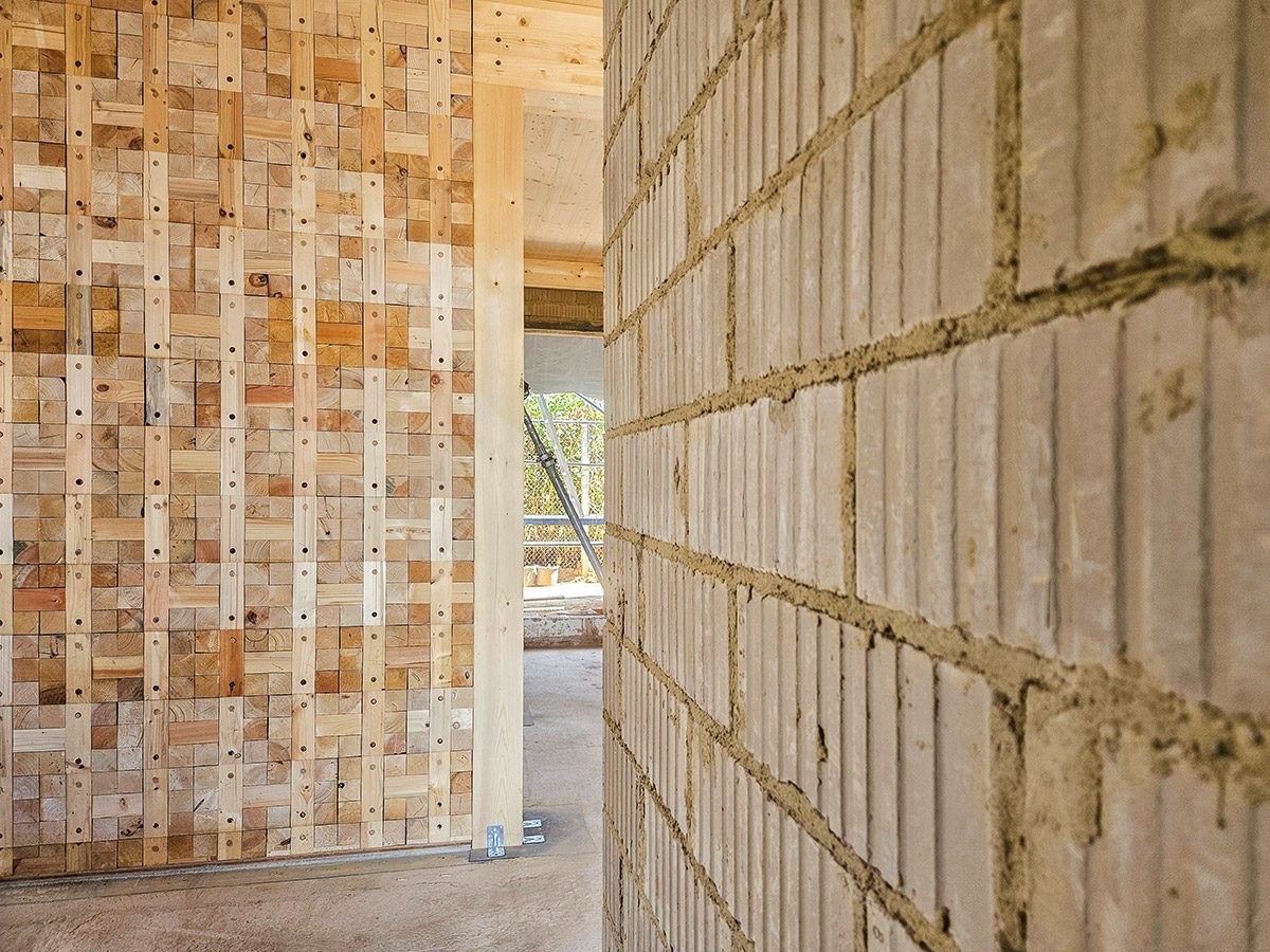 Im Vorfeld des Redwitzer Projektes „Kleiner Wohnen @ Land“ laufen bei Raab Bau Testversuche mit unterschiedlichen, nachhaltigen Baumaterialien wie Holzbausteinen und Lehm.