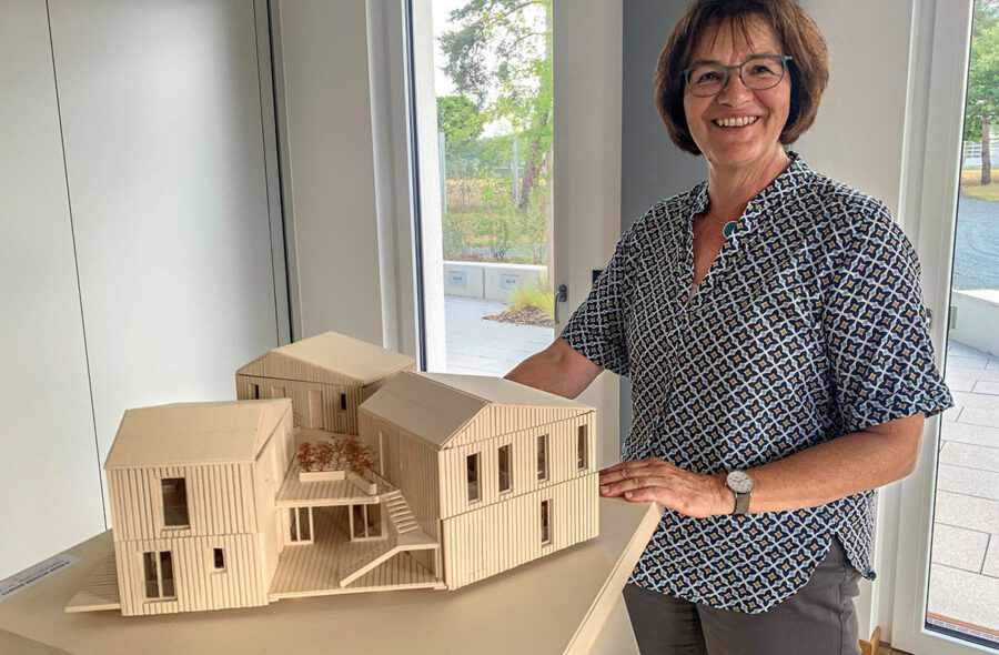 Ein Modell der nachhaltigen „Trihouses“, die in Redwitz entstehen sollen: Der Entwurf stammt von Studierenden der Hochschule Coburg. Gisela Raab wird das Projekt unter wissenschaftlicher Begleitung der Hochschule Coburg realisieren. Ein Modell der nachhaltigen „Trihouses“, die in Redwitz entstehen sollen: Der Entwurf stammt von Studierenden der Hochschule Coburg. Gisela Raab wird das Projekt unter wissenschaftlicher Begleitung der Hochschule Coburg realisieren.