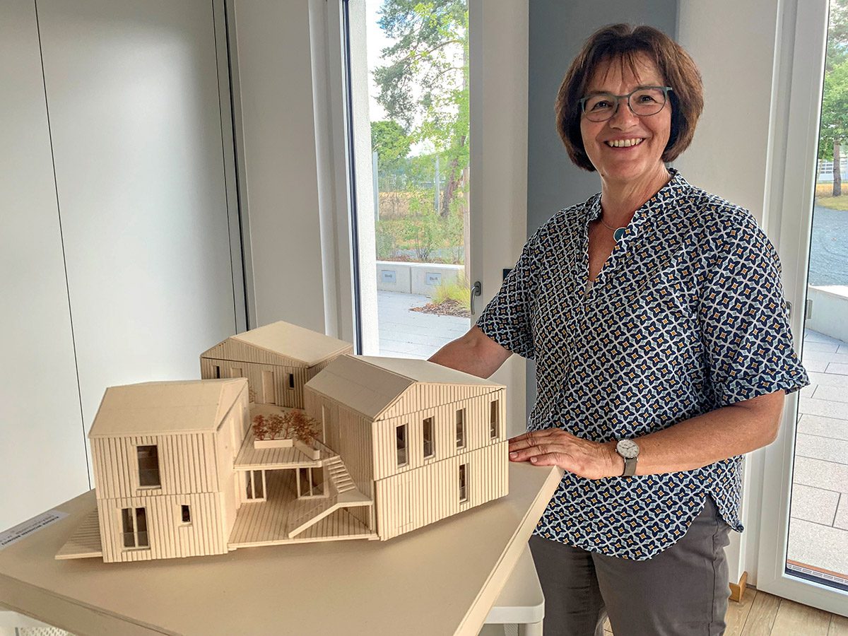Ein Modell der nachhaltigen „Trihouses“, die in Redwitz entstehen sollen: Der Entwurf stammt von Studierenden der Hochschule Coburg. Gisela Raab wird das Projekt unter wissenschaftlicher Begleitung der Hochschule Coburg realisieren.