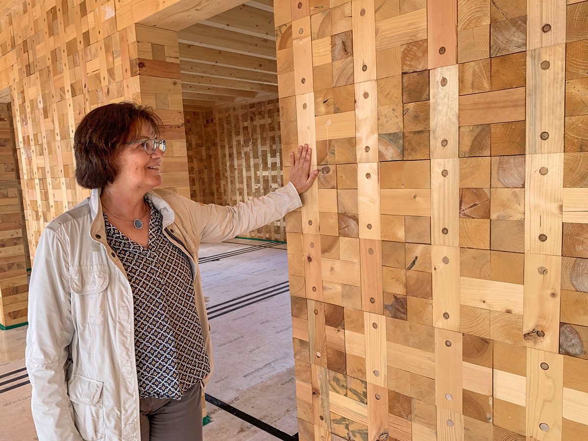 Im Vorfeld des Redwitzer Projektes „Kleiner Wohnen @ Land“ laufen bei Raab Bau Testversuche mit unterschiedlichen, nachhaltigen Baumaterialien wie Holzbausteinen und Lehm. Foto: Raab Bau