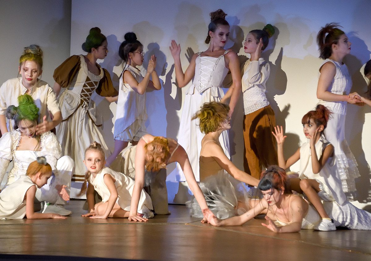 Kinder und Jugendliche führten bei der Eröffnung "Das Narrenschiff", eine Choreografie von Sophie L. Antoine, auf, die auch am Aktionstag am 1. Februar 2026 wieder zu sehen sein wird.