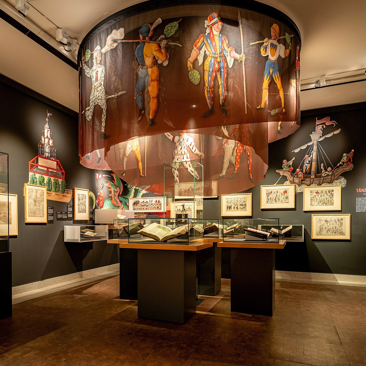 Eine Auswahl an historischen Schembartbüchern sind zu entdecken, rund 30 Ausgaben befinden sich allein im Besitz des Germanischen Nationalmuseums.