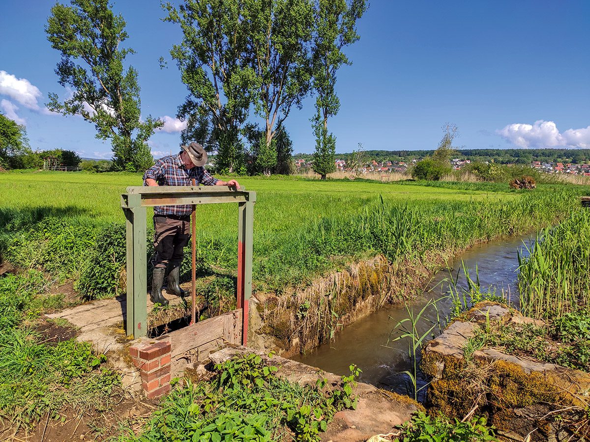 Der Wässerer öffnet den „Schützen“ zur Wässerung der „Hofäcker“ bei Gosberg